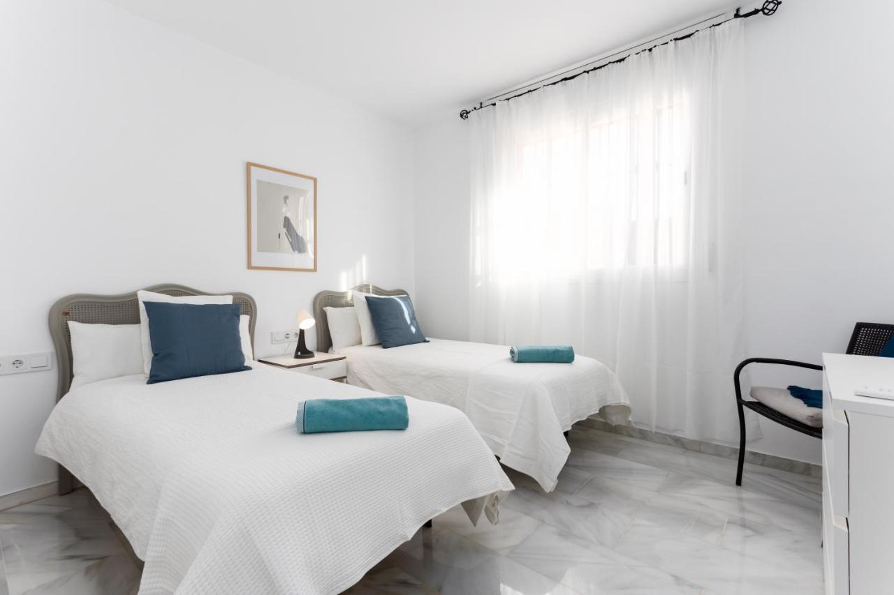 Golden Mile Luxury Ground Floor Near Puente Apartemen